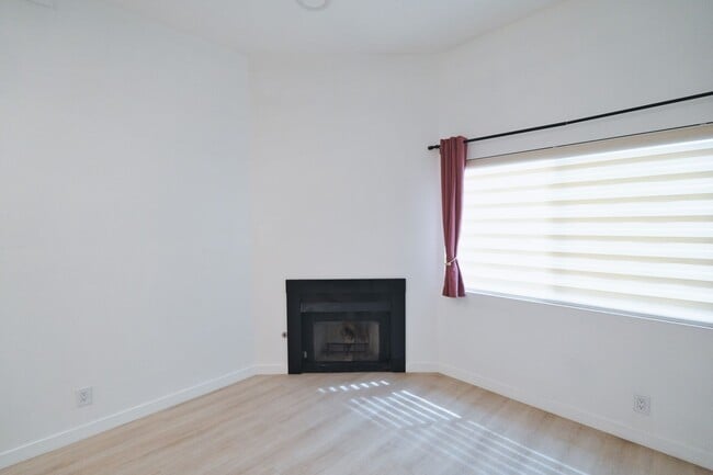 Building Photo - BEAUTIFUL 4 Bed 3 Bath unit