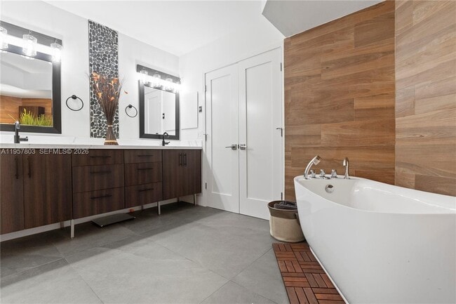 Building Photo - 3600 Mystic Pointe Dr