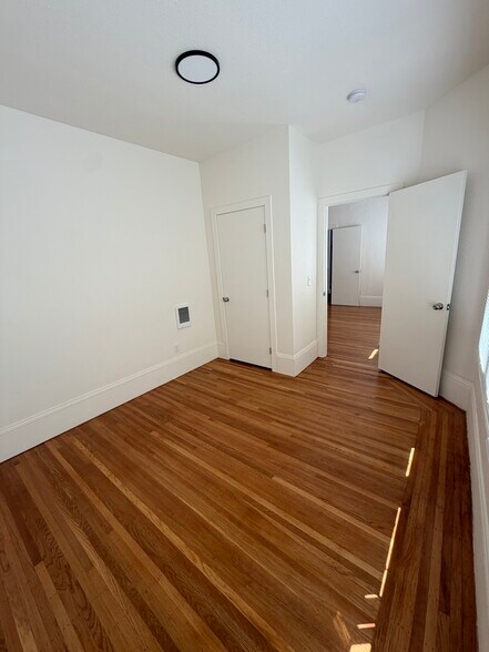 Building Photo - 495 Elwood Ave