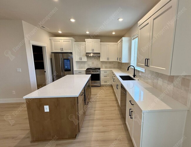Building Photo - Fantastic 3 BR in Petrosa with mountain views and tons of amenities!