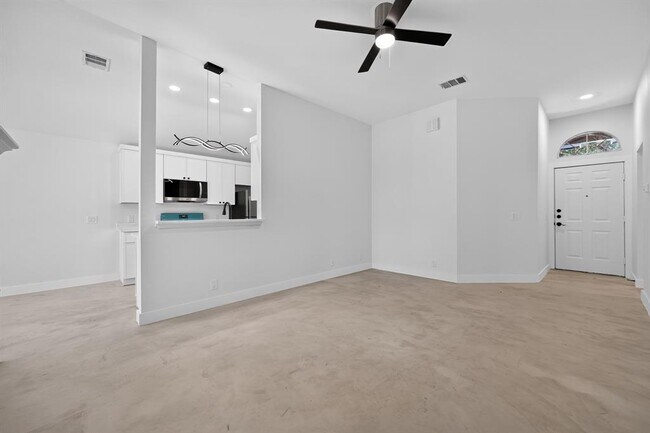 Building Photo - 14511 Oliphant St