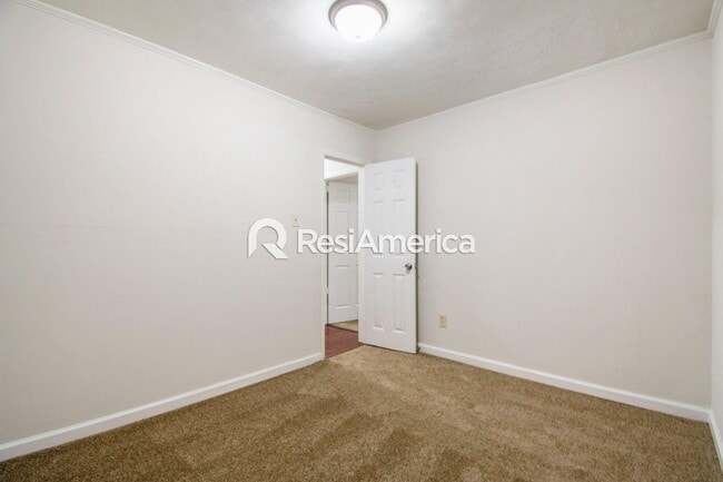 Building Photo - Redone and ready for move in