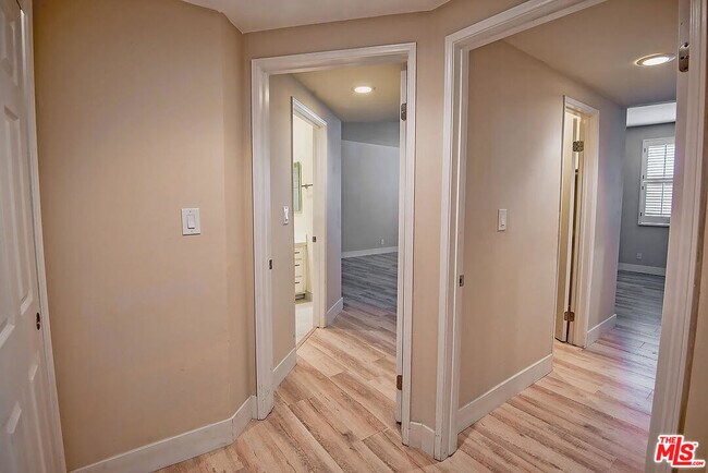 Building Photo - 458 N Oakhurst Dr