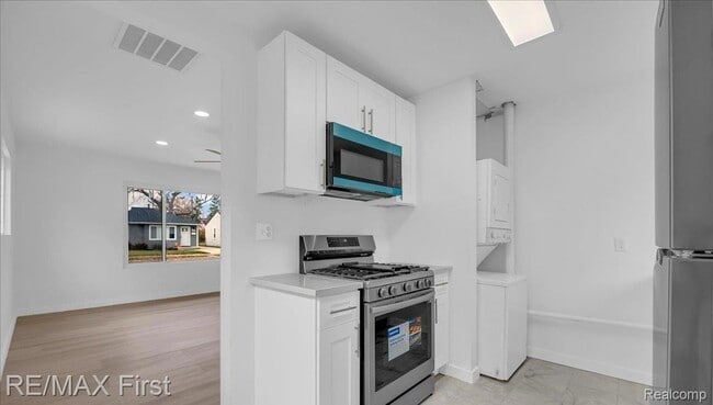 Building Photo - 23108 Pilgrim Ave