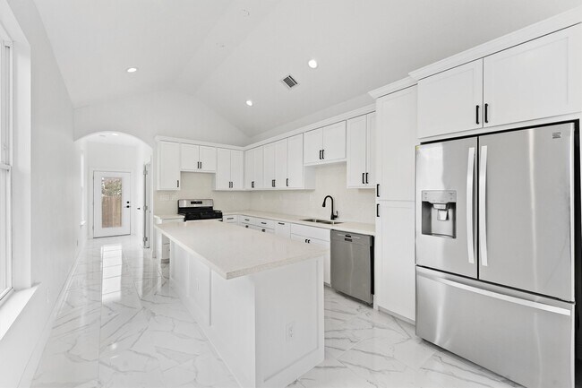 Building Photo - 225 Royder St