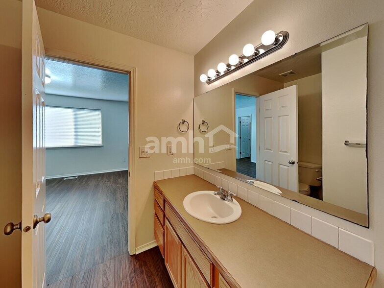 Building Photo - 3261 N Maplestone Ave