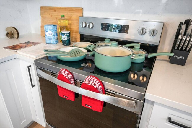 Building Photo - 5048 Bluff Pl