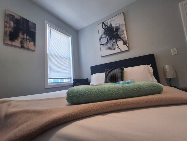 Building Photo - 474 Manton Ave