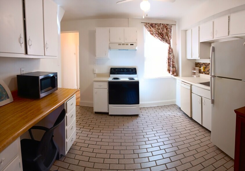 Building Photo - 1017 Hollins St