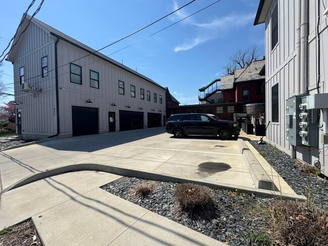 Building Photo - 973 E Broad St