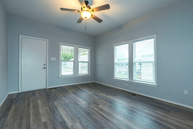 Building Photo - Beautiful 2 Bed 1 Bath in Quiet Area