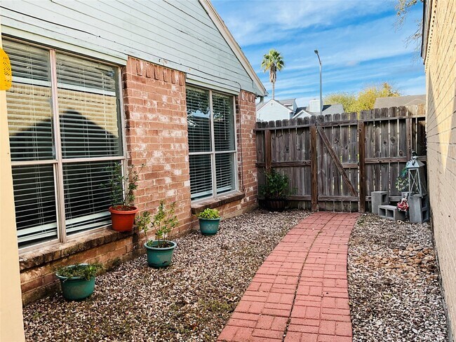 Building Photo - 11827 Moss Branch Rd