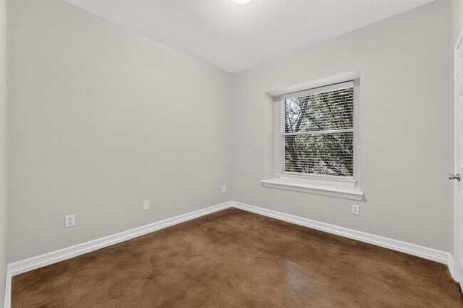 Building Photo - 1002 Castile Rd