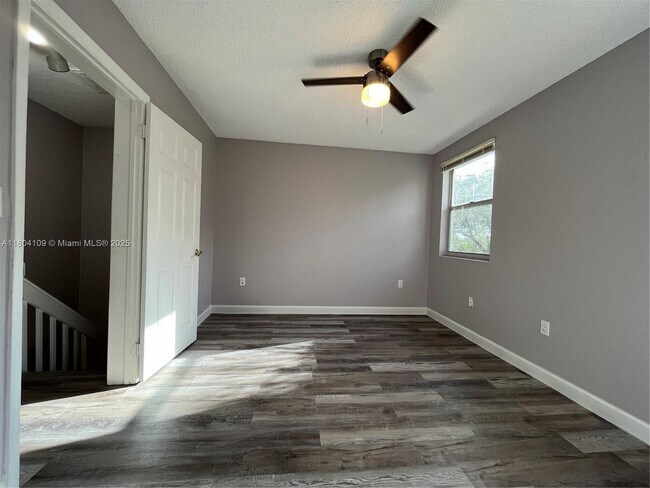 Building Photo - 843 Crystal Lake Dr