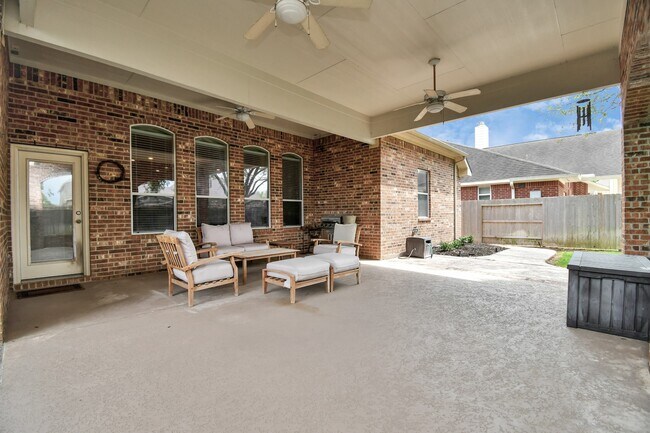 Building Photo - 8030 Crescent Knolls Dr
