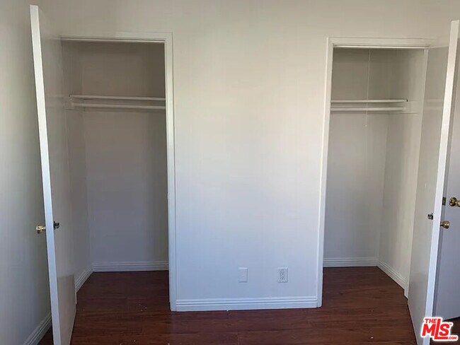 Building Photo - 832 S Gramercy Pl