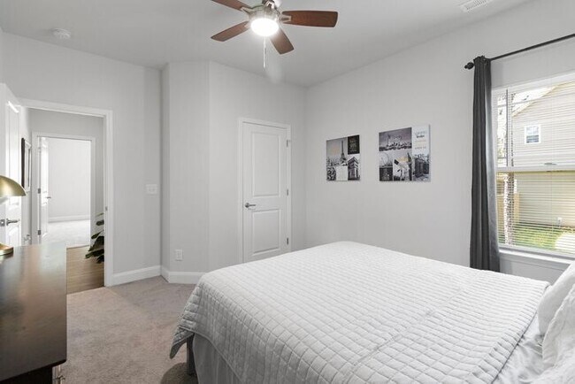 Building Photo - Beautiful 3 Bedroom 2 Bath Ranch