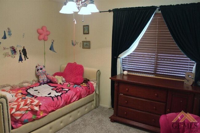 Building Photo - Spacious 4 Bedroom / 2 Bathroom House in T...