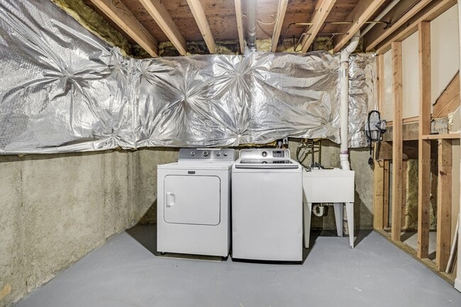 Building Photo - 3 Bed 2 Full Bath 2 Half Bath - Silver Spring Colonial - Military clause supported