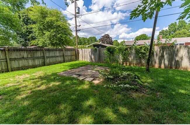 Building Photo - Large 4 Bedroom 3 Bath Home Available 7/15...
