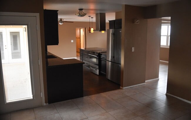 Building Photo - Awesome 5 Bed 2 Bath Home at ASU