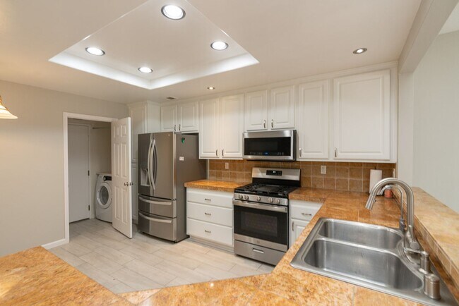 Building Photo - 3 Bedroom Townhome in the Monte Rio Community of Rancho Peñasquitos
