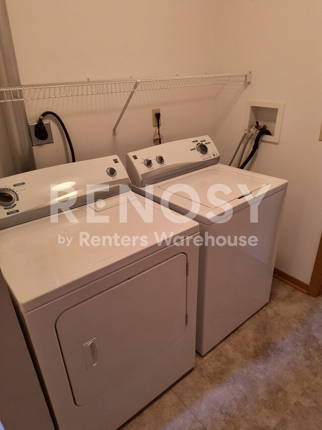 Building Photo - 4BD/2BA in Hopkins Available Now