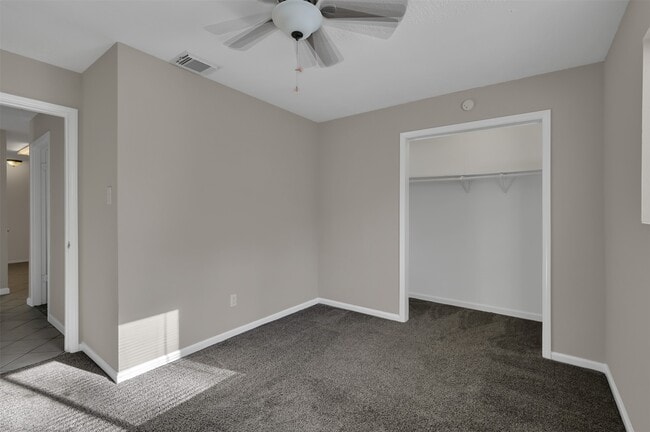 Building Photo - 1018 Surrey Ct