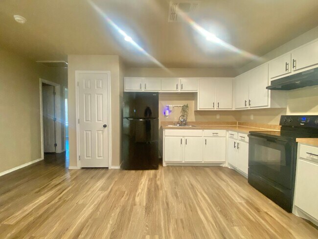 Building Photo - 3 bedroom 2 bath 1 car garage near MLK.