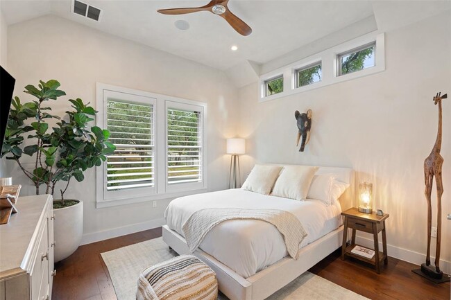 Building Photo - 1002 Meriden Ln