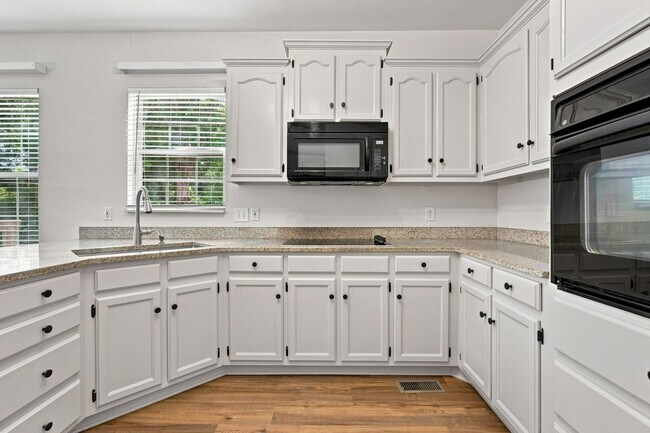 Building Photo - 605 Brelan Ct