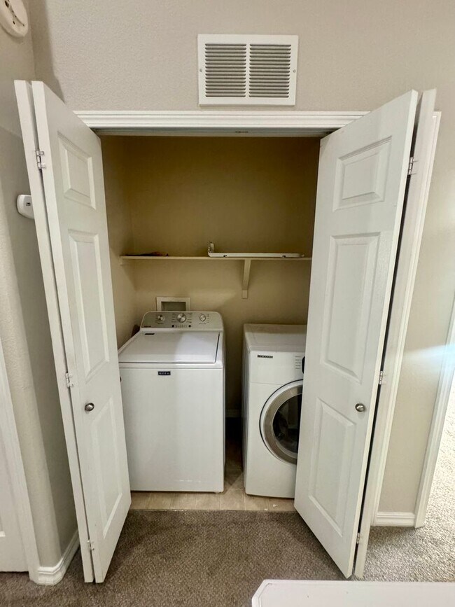 Building Photo - Updated Townhome in North Colorado Springs