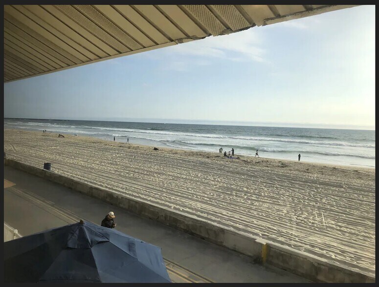 Building Photo - 3261 Ocean Front Walk