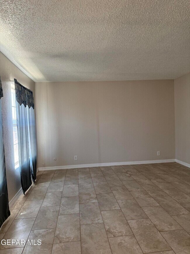 Building Photo - 955 Versailles Dr