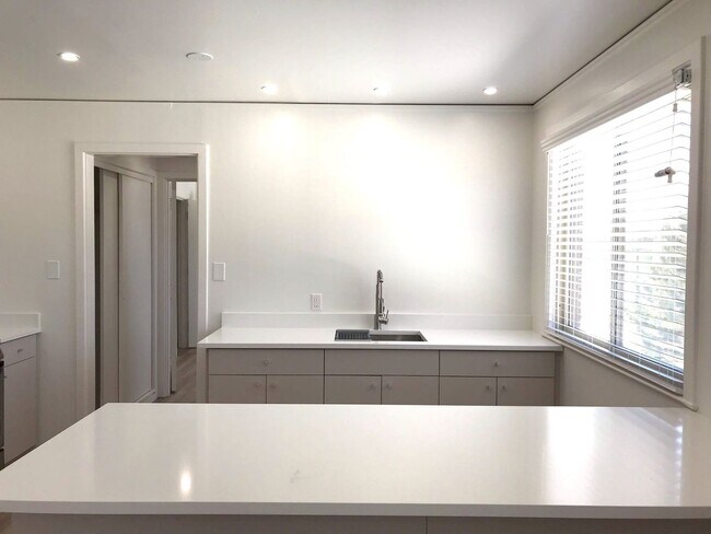 Building Photo - Great Los Alamos location! One bedroom on Kiva St. Renovated! No Carpet!