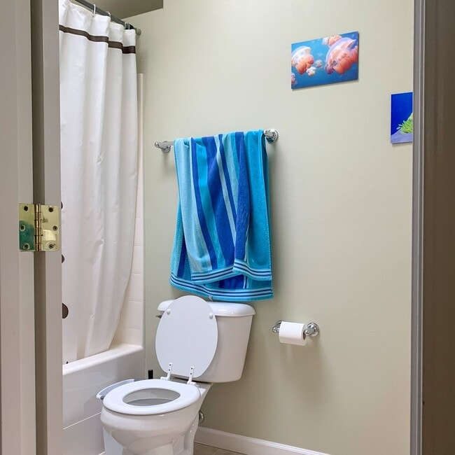 Building Photo - Fremont townhouse in prime location!!!