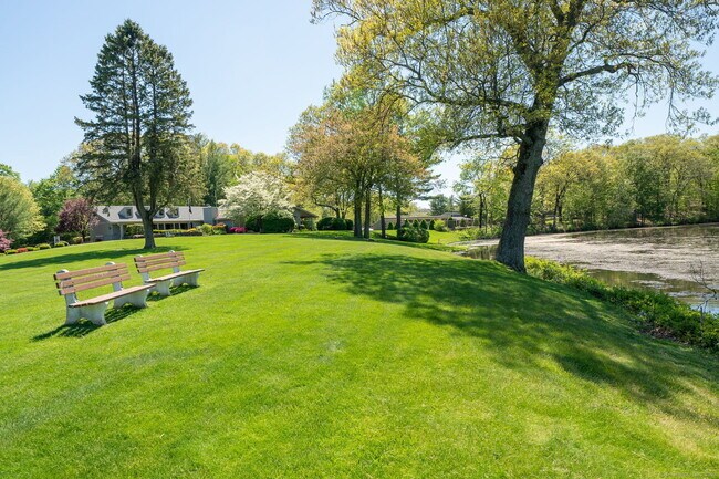 Building Photo - 10 Deepwood Dr