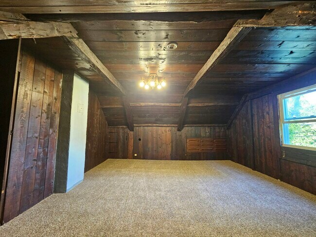 Building Photo - 81 Oak St