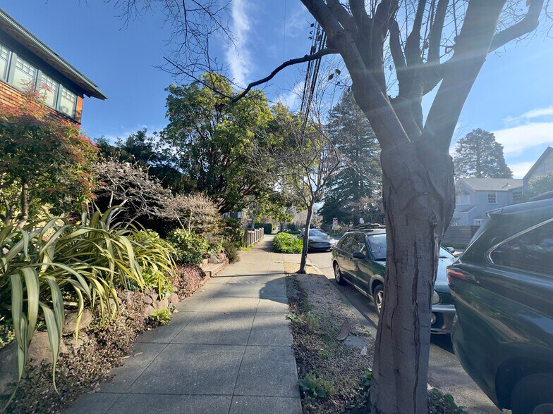 Building Photo - 2733 Russell St