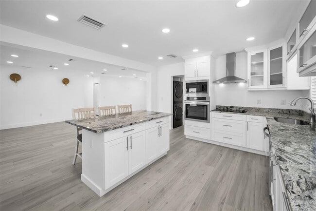 Building Photo - 14125 N Bayshore Dr
