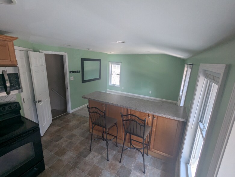 Building Photo - 525 Parkdale Ave