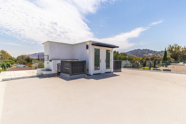 Building Photo - 4293 Tujunga Ave