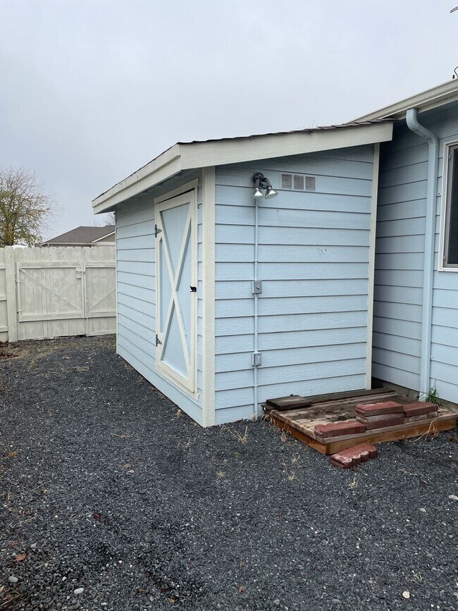 Building Photo - Well Maintained Home in Desirable Pelican Point Neighborhood!