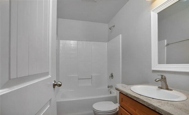 Building Photo - APPLICATION PENDING - 2bed/1 bath Home loc...