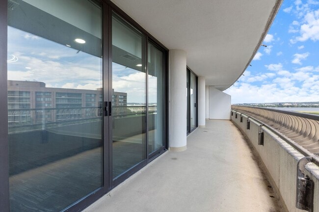 Building Photo - 1300 Crystal Dr