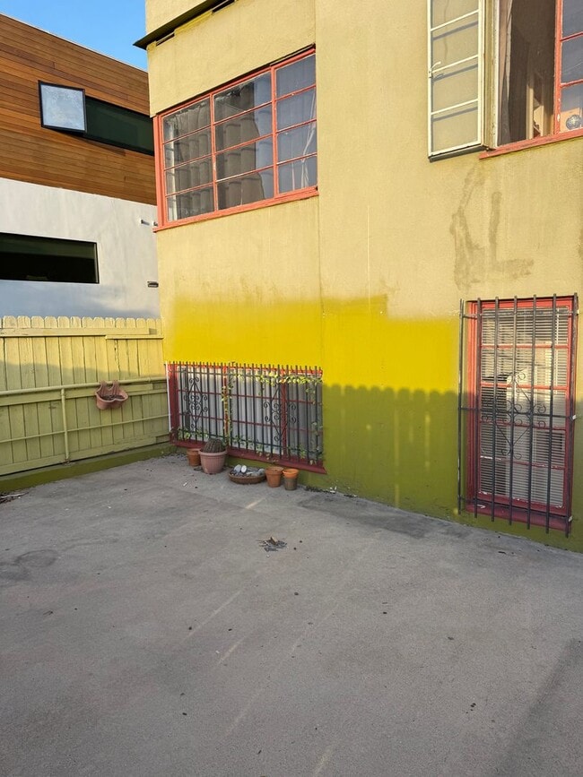 Building Photo - 3787 1/2-3789 W 9th St