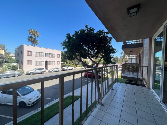 Building Photo - 2 Bedroom 2 Bath Spacious Condo For Rent in Long Beach Comes with Assigned Garage Space - Marketi...