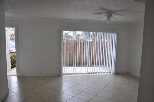 Building Photo - 1401 Cypress Way W