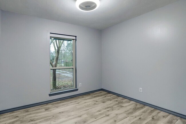 Building Photo - 10407 Fairview Dr