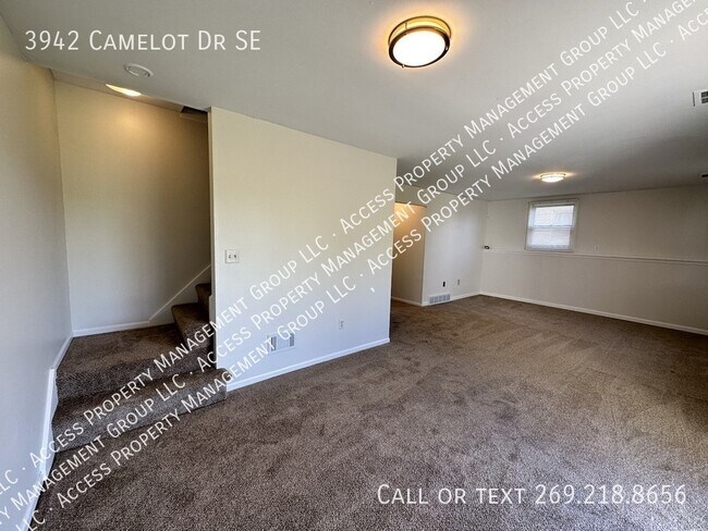 Building Photo - 3942 Camelot Dr SE